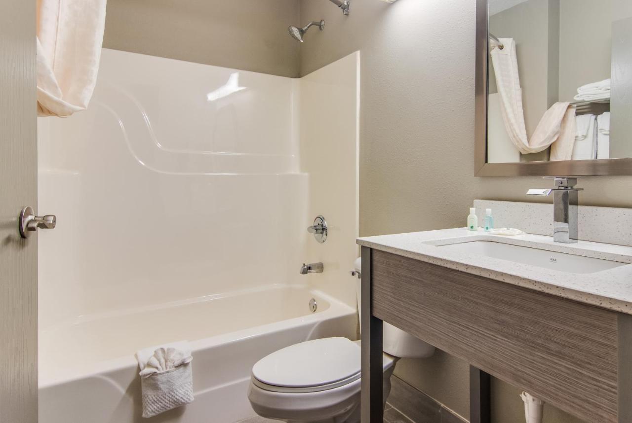 Quality & Grove City-outlet Mall 2*