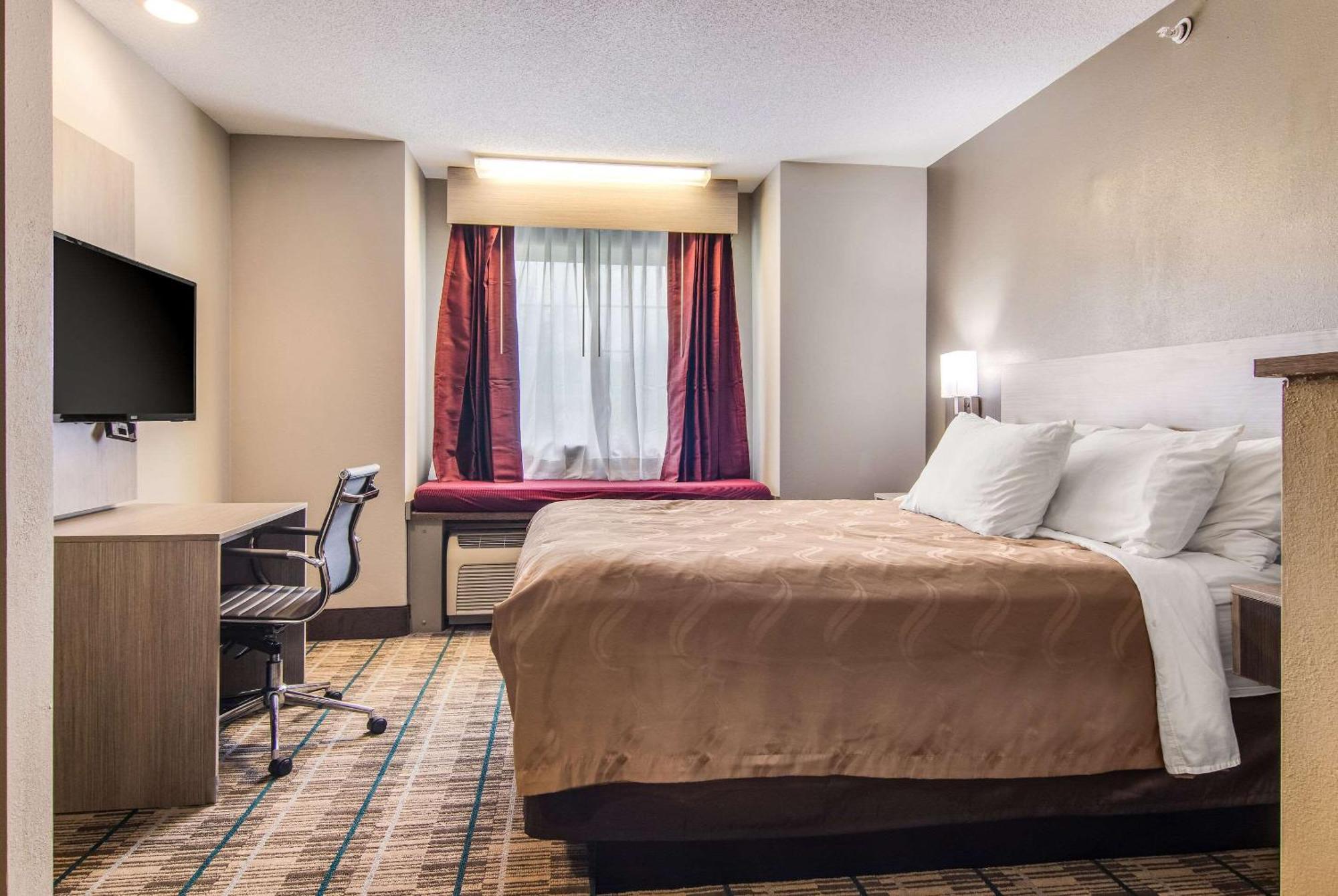 Quality & Grove City-outlet Mall Hotel